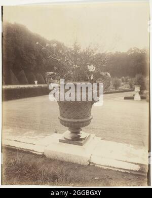 Versailles, Vase par Ballin, 1902. Ein Werk aus Albumin-Druck. Stockfoto