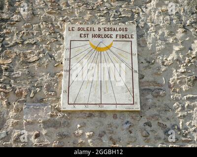 Sonnenuhr an der Wand des Chateau d'Essalois in Chambles in der Nähe von Saint-Etienne, Frankreich Stockfoto