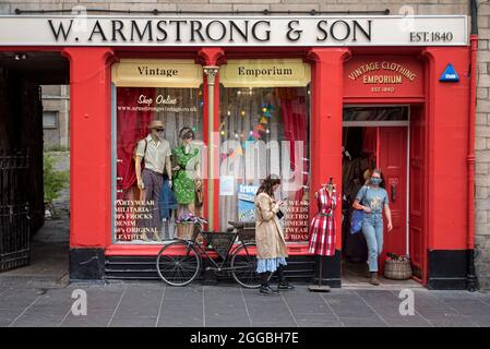 Außenansicht von W Armstrong & Son, Vintage Emporium, am Grassmarket in der Altstadt von Edinburgh. Stockfoto