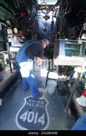 Kirkwood, Usa. August 2021. Ingenieur Kirk Clark überprüft seine Kontrollen auf der Union Pacific 4014 Big Boy Dampflokomotive, bevor er am Montag, den 30. August 2021, die Amtrack-Station in Kirkwood, Missouri, verlässt. Die größte Dampflokomotive der Welt befindet sich auf einer fünfwöchigen Tour, die öffentliche Veranstaltungen in fünf großen Städten sowie kurze Whistlebloops in mehr als 90 anderen Gemeinden umfasst. Foto von Bill Greenblatt/UPI Credit: UPI/Alamy Live News Stockfoto