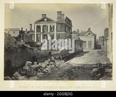 Ruinen des Pinckney Mansion, Charleston, S.C., 1865. Albumendruck, Platte 59 aus dem Album "Photographic Views of the Sherman Campaign" (1866). Stockfoto