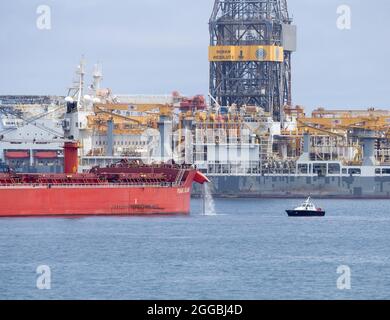 Öltanker, großes Schiff, das Ballastwasser entleert, wenn es in den Hafen eindringt. Stockfoto