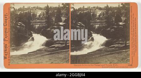 Kaskade zwischen dem Vernal und den Nevada Falls, Yosemite Valley, Mariposa County, Cal., 1861/76. Albumin-Druck, Stereo, nein 1083 aus der Serie "Watkins' Pacific Coast". Stockfoto