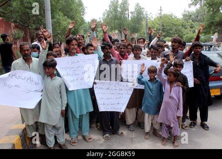 Die Bewohner von Tardo Jam veranstalten am Montag, den 30. August 2021, im Presseclub Hyderabad eine Protestdemonstration gegen den Mangel an Trink- und Bewässerungswasser in ihrer Region. Stockfoto