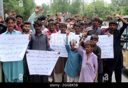 Die Bewohner von Tardo Jam veranstalten am Montag, den 30. August 2021, im Presseclub Hyderabad eine Protestdemonstration gegen den Mangel an Trink- und Bewässerungswasser in ihrer Region. Stockfoto