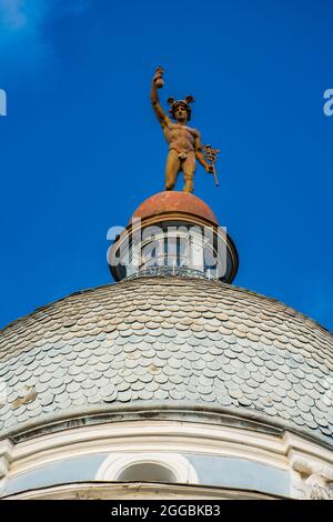 Merkurstatue auf dem Dach eines Gebäudes in Novi Sad, Serbien. Diese vergoldete Bronzestatue wurde 1921 vom Bildhauer Djordje Jovanovic angefertigt. Stockfoto