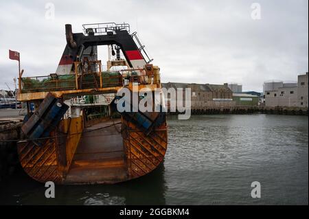 Verrostete Fischtrawler in Peterhead Harbour, Nordost-Schottland. Aus dem Heck des Trawlers. Meer zur Seite. Stockfoto