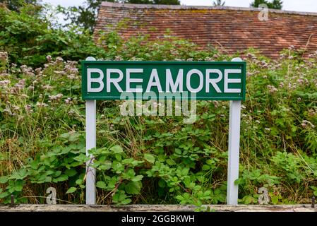 Bahnhof Breamore, Hampshire, Großbritannien, eine Haltestelle auf der Salisbury-Linie zur Dorset-Linie, die 1964 nach dem Beeching-Bericht geschlossen wurde. Namensschild wiederhergestellt. Stockfoto