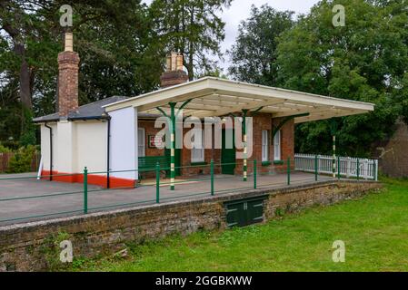 Bahnhof Breamore, Hampshire, Großbritannien, eine Haltestelle auf der Salisbury-Linie zur Dorset-Linie, die 1964 nach dem Beeching-Bericht geschlossen wurde. Restauriertes Bahnhofsgebäude. Stockfoto