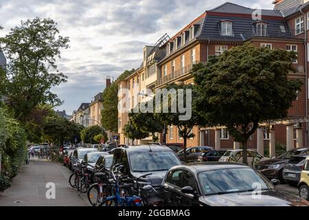 Wohnviertel im Süden Kölns mit Nebenmenschen Stockfoto