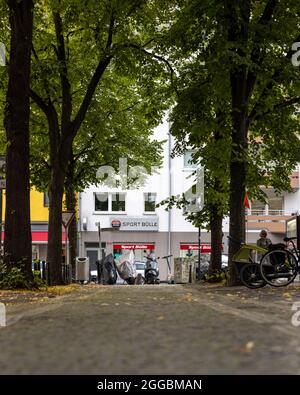 Wohnviertel im Süden Kölns mit Nebenmenschen Stockfoto