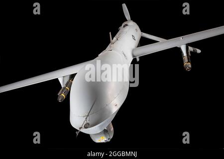 Satellitendatenverbindungssystem, ein elektrooptisch/Infrarot (EO/IR) stabilisiertes Gimbal mit zwei Farbvideokameras und einem vorausschauenden Infrarot (FLIR) sowie einem SAR (Synthetic Aperture Radar). Der Predator kann mithilfe eines Satellitendatenverbindungssystems nahezu in Echtzeit Aufklärungen durchführen und auch Angriffsmissionen durchführen. Sie diente über dem Balkan und Afghanistan und während der Operation Iraqi Freedom im Jahr 2003. Der historisch bedeutendste Einsatz der Rakete Predator/Hellfire ereignete sich, als die CIA-Bodentruppen während der ersten Monate des Krieges gegen Terroris Angriffe gegen Al-Qaida-Truppen richteten Stockfoto