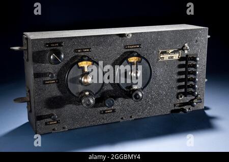 Flugzeugempfänger. Rechteckige Box mit mehreren Drehknöpfen zum Tuning etc. Charles Lindbergh und seine Frau Anne Morrow Lindbergh brachten diesen Empfänger und andere Funkgeräte auf ihrem 1931 Flug in den Orient und 1933 Übersichtsflüge über den Nord- und Südatlantik. Da sie während ihres Fluges 1931 über weite Strecken von uncharterierten Gebieten in Kanada, Alaska und Sibirien sowie während ihres Fluges 1933 in Grönland, Afrika und Brasilien flogen, verließen sich die Lindberghs auf Funk- und Navigationsgeräte, um ihre entlegenen Ziele zu finden. Stockfoto