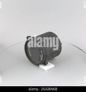 2 Anschlüsse auf der Rückseite, 4 Befestigungslöcher; Shimizu-Sammlung; ra. 0-300; Marineblau: P141, j1n1-sa. Stockfoto