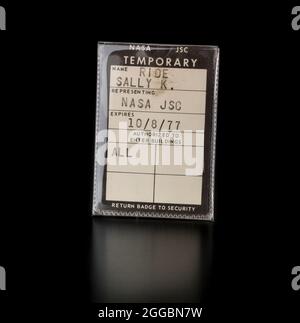NASA JSC temporäre Abzeichen von Sally K. Ride, 1977. Dieser temporäre Ausweis des NASA Johnson Space Center (JSC) gehörte Dr. Sally K. Ride. Es wurde ihr im Oktober 1977 ausgestellt, als sie dort für eine Woche medizinischer Tests und Interviews für das Astronautenauswahlprogramm ankam. Ride, damals Doktorand in Physik an der Stanford University, hatte sich im Januar zusammen mit fast 8,000 anderen Personen für das Programm beworben. Die Einladung zur JSC bedeutete, dass sie Finalistin für das Programm war. Drei Monate später, im Januar 1978, verkündete die NASA, dass sie und fünf weitere Frauen und 29 Männer Cho gewesen seien Stockfoto