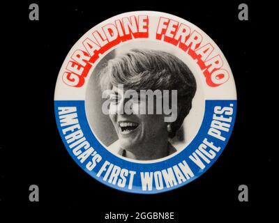 Geraldine Ferraro Abzeichen im Besitz von Sally Ride, 1984. Diese Geraldine Ferraro Kampagne Taste wurde von Dr. Sally K. Ride gehört. Ferraro war bei den Präsidentschaftswahlen 1984 Walter Mondales Laufgefährtin auf der Demokratischen Karte und wäre sie gewählt worden, wäre sie Amerikas erste Vizepräsidentin gewesen. Während ihrer Dankesrede auf der Parteiversammlung zitierte Ferraro die Leistung von Sally Ride als erste amerikanische Frau im Weltraum als Beweis dafür, dass „Veränderung in der Luft liegt“. Stockfoto