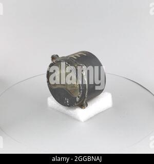 Durchmesser 3 1/8 Zoll, Tiefe 2 1/4 Zoll; 1 Anschluss auf der Rückseite; ra. 0-350; 4 Befestigungsgriffe. Stockfoto