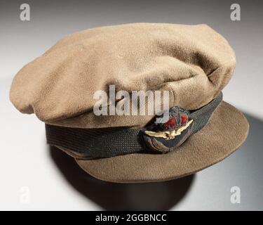 Offizier's Service Cap, Royal Flying Corps, ca. 1910er. Die Mütze aus dem Ersten Weltkrieg mit abgerechneten Außenwracks mit RFC-Abzeichen und RAF-Stoffabzeichen über dem Band, im Besitz von LT. Wes D. Archer. Wes Archer, ein Amerikaner mit kanadischen Eltern, trat 1917 dem Royal Flying Corps bei. Er wurde 1918 abgeschossen. 1920 kehrte er in die Vereinigten Staaten zurück und schrieb „Death in the Air: The war Diary and Photographs of a Flying Corps Pilot“. Stockfoto