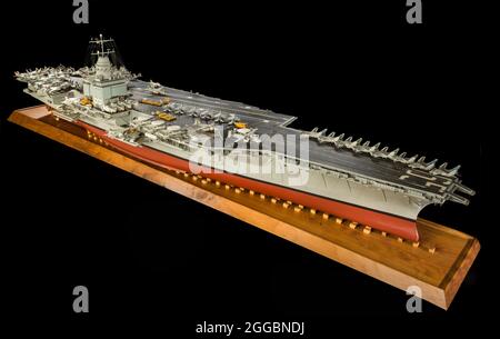 Modell, Flugzeugträger, USS Enterprise, 1982. Holz, Aluminium, Kunststoff und Messing zeigen Modell des USS Enterprise Flugzeugträgers in Gesamtgrau mit rotem Boden Farbgebung. Umfasst über 83 Flugzeuge, Schlepper, Tankwagen, Feuerwehrfahrzeuge, Schleppstangen, Gabelstapler, Veranden (2) und einen Kran. Skala von 1/100. Stockfoto