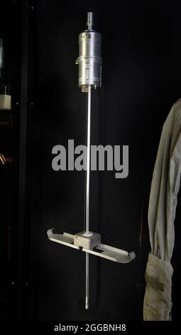 Das Selbstaufzeichnende Penetrometer war ein Gerät, das auf Apollo 15 und 16 verwendet wurde, um einige mechanische Eigenschaften des Mondbodens zu messen. Wenn ein Astronaut auf das obere Ende drückte, drang die Lagerplatte oder der untere Kegel und der untere Schaft in den Mondboden ein, während das Referenzpad auf der Oberfläche blieb. Ein Aufrollmechanismus, der vom Referenzpad zum oberen Gehäuse führt, betätigt einen Stift, der sich axial entlang der Aufzeichnungstrommel bewegt, um die Eindringtiefe zu messen. Die Kraft, die der Astronaut durch den Verlängerungsgriff einwirkte, wurde durch eine Spiralfeder gemessen, die die Aufnahme verursachte Stockfoto