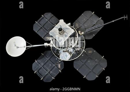 Lunar Orbiter war das Projekt, das den Mond in Vorbereitung auf die Apollo-Landungen kartierte. Insgesamt wurden fünf Mondorbiter zum Mond geflogen. Sie wurden von Boeing für das Langley Research Center der NASA gebaut und mit Atlas-Agena-Raketen auf den Mond geschossen. Die ersten drei umkreisten den Äquator des Mondes und lieferten eine detaillierte fotografische Abdeckung der primären Apollo-Landeplätze, einschließlich Stereobilder. Aufgrund des Erfolgs dieser früheren Missionen wurden die letzten beiden Mondorbiter in eine polare Umlaufbahn versetzt, sodass praktisch die gesamte Oberfläche des Mondes kartiert wurde. Zusätzlich zu im Stockfoto