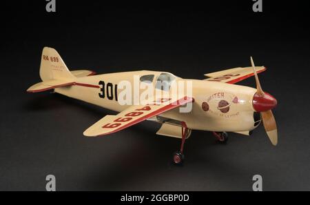 Modell, statisch, Folkerts Speed King SK-3 Jupiter - Stolz von Lemont, ca. 1942. Balsaholz, Metall und klares Acetat-Display-Modell des Folkerts Speed King SK-3 "Jupiter - Pride of Lemont" Mittelflügel-Rennmonoplaner, der das Thompson Trophy-Rennen 1937 in einem Gesamt-Creme und roten Farbgebung gewann. Skala Von 1/16. Stockfoto