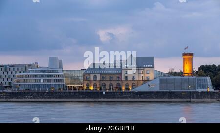 Historische Gebäude beleuchtet am Rheinufer in Köln, Deutschland Stockfoto