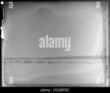 Northern Alaska Exploring Expedition, 1884-1886. Küste mit Booten an Land. Erkundung des Kobuk River und der nördlichen Teile Alaskas unter der Leitung von Leutnant George M. Stoney von der US-Marine. Die Proben wurden für das National Museum der Vereinigten Staaten gesammelt. Stockfoto