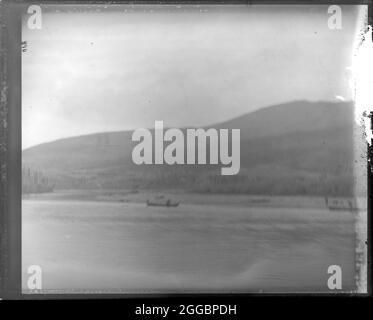 Northern Alaska Exploring Expedition, 1884-1886. Küste mit Booten an Land. Erkundung des Kobuk River und der nördlichen Teile Alaskas unter der Leitung von Leutnant George M. Stoney von der US-Marine. Die Proben wurden für das National Museum der Vereinigten Staaten gesammelt. Stockfoto