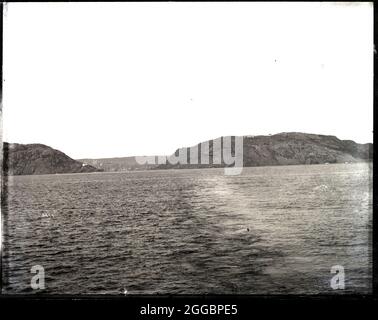 USFC-Dampfschiff „Albatross“-Untersuchung von Fischfangbanken von Newport bis Neufundland, 1885. Blick vom Schiff des Eingangs zum St. John's Harbour, The Narrows, mit der Basilica Cathedral of St. John the Baptist in Sicht, St. John's, Neufundland. Stockfoto