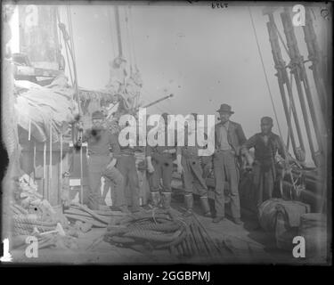 Northern Alaska Exploring Expedition, 1884-1886. Gruppenportrait von Expeditionsmitgliedern an Deck des Schiffes. Erkundung des Kobuk River und der nördlichen Teile Alaskas unter der Leitung von Leutnant George M. Stoney von der US-Marine. Die Proben wurden für das National Museum der Vereinigten Staaten gesammelt. Stockfoto