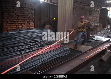 Dhaka, Bangladesch. August 2021. Labors arbeiten in einer Altmetall-Recycling-Fabrik in Postogola in Bangladesch. (Bild: © Md. Rakibul Hasan/ZUMA Press Wire) Bild: ZUMA Press, Inc./Alamy Live News Stockfoto