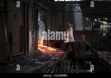 Dhaka, Bangladesch. August 2021. Labors arbeiten in einer Altmetall-Recycling-Fabrik in Postogola in Bangladesch. (Bild: © Md. Rakibul Hasan/ZUMA Press Wire) Bild: ZUMA Press, Inc./Alamy Live News Stockfoto