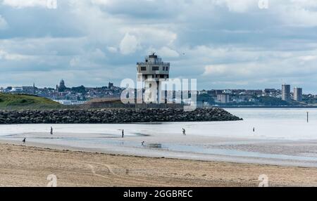 Blick auf die bucht von liverpool und die Radarstation vom Crosby Beach, Merseyside, Großbritannien. Aufgenommen am 20. August 2021. Stockfoto