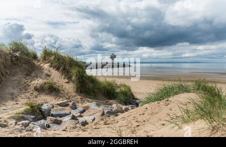 Blick auf die bucht von liverpool und die Radarstation vom Crosby Beach, Merseyside, Großbritannien. Aufgenommen am 20. August 2021. Stockfoto