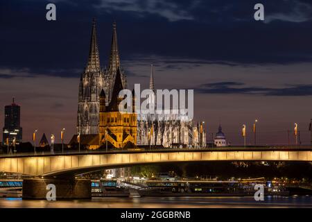 Alte Gebäude am Rhein beleuchtet in der deutschen Stadt Köln Stockfoto