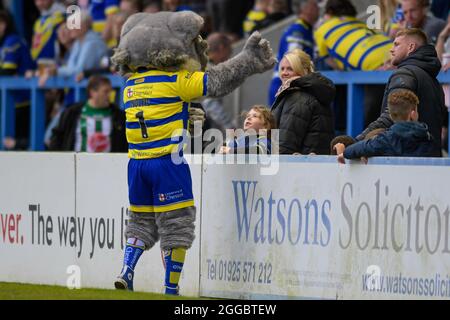 Warrington, Großbritannien. August 2021. Ein junger Warrington Wolves-Fan schaut am 8/30/2021 zu Wolfie, dem Clubmaskottchen in Warrington, Großbritannien, auf. (Foto von Simon Whitehead/ SW Foto/News Images/Sipa USA) Quelle: SIPA USA/Alamy Live News Stockfoto