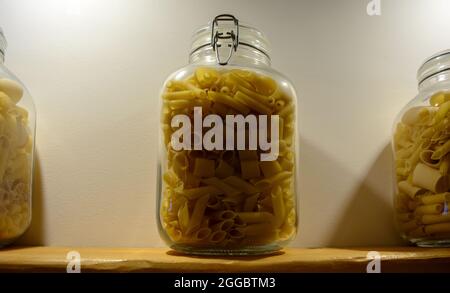 Nudeln in einem Glas vermischen. Cannelloni, Sedani, Mezze Maniche und Penne-Pasta in einem Glas miteinander vermischt. Stockfoto