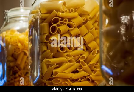 Nudeln in einem Glas vermischen. Cannelloni, Sedani, Mezze Maniche und Penne Pasta Stockfoto