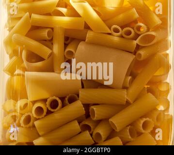 Nudeln in einem Glas vermischen. Cannelloni, Sedani, Rigatoni, Tortiglioni und Penne Stockfoto
