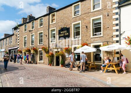 HAWES, Großbritannien - 23. AUGUST 2021: Hawes ist eine Marktstadt im Herzen von Yorkshire Dales mit Steingebäuden, Geschäften und Häusern, die durch gepflasterte Straßen miteinander verbunden sind Stockfoto