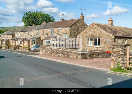 HAWES, Großbritannien - 23. AUGUST 2021: Hawes ist eine Marktstadt im Herzen von Yorkshire Dales mit Steingebäuden, Geschäften und Häusern, die durch gepflasterte Straßen miteinander verbunden sind Stockfoto