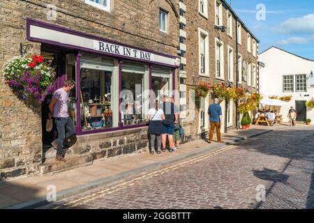 HAWES, Großbritannien - 23. AUGUST 2021: Hawes ist eine Marktstadt im Herzen von Yorkshire Dales mit Steingebäuden, Geschäften und Häusern, die durch gepflasterte Straßen miteinander verbunden sind Stockfoto