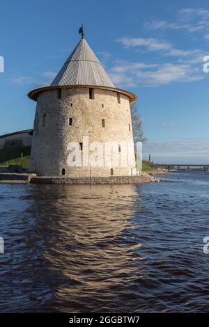 Steinturm des Kremls von Pskow, alte Küstenbefestigung in der Russischen Föderation Stockfoto