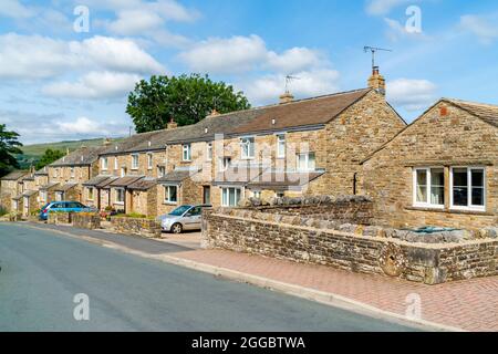 HAWES, Großbritannien - 23. AUGUST 2021: Hawes ist eine Marktstadt im Herzen von Yorkshire Dales mit Steingebäuden, Geschäften und Häusern, die durch gepflasterte Straßen miteinander verbunden sind Stockfoto