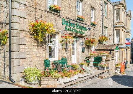 HAWES, Großbritannien - 23. AUGUST 2021: Hawes ist eine Marktstadt im Herzen von Yorkshire Dales mit Steingebäuden, Geschäften und Häusern, die durch gepflasterte Straßen miteinander verbunden sind Stockfoto