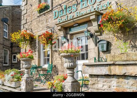 HAWES, Großbritannien - 23. AUGUST 2021: Hawes ist eine Marktstadt im Herzen von Yorkshire Dales mit Steingebäuden, Geschäften und Häusern, die durch gepflasterte Straßen miteinander verbunden sind Stockfoto