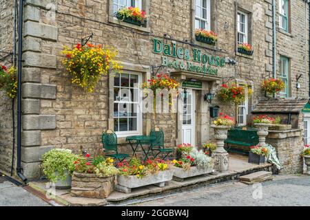 HAWES, Großbritannien - 23. AUGUST 2021: Hawes ist eine Marktstadt im Herzen von Yorkshire Dales mit Steingebäuden, Geschäften und Häusern, die durch gepflasterte Straßen miteinander verbunden sind Stockfoto