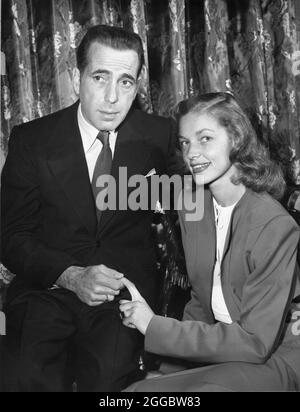 HUMPHREY BOGART und LAUREN BACALL 1945 Portrait kurz vor ihrer Hochzeit von MILTON GOLD Publicity für Warner Bros Stockfoto