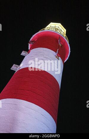 Der nachts beleuchtete Smeatons Tower auf Plymouth Hoe war von 1759 bis 1977 früher ein Eddystone Lighthouse. Stockfoto